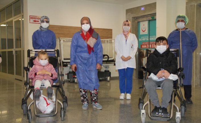 Korona virüsü yenen 5 yaşındaki Miray ve ailesi alkışlarla taburcu edildi