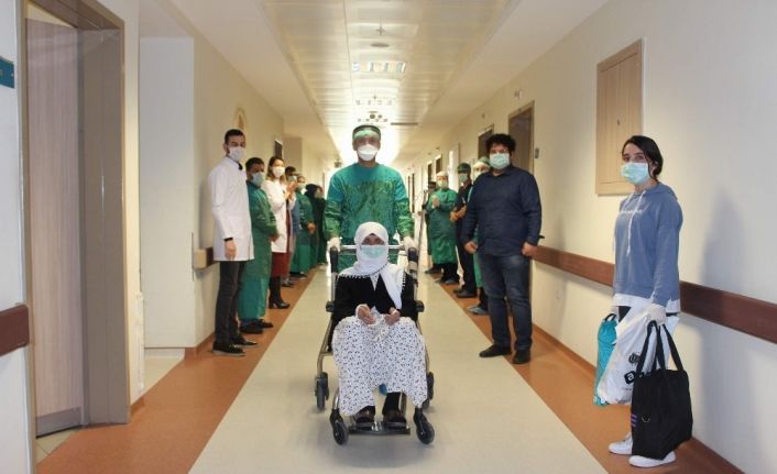 Korona virüsü yenen 75 yaş üstü 3 hasta alkışlarla taburcu oldu