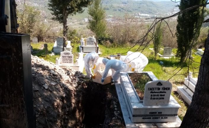 Koronadan ölen kadın, görevliler gelmeyince damadı ve torunu tarafından toprağa verildi