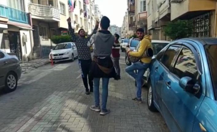 Koronayı hiçe sayıp darbuka çalarak para toplayan gençleri polis affetmedi
