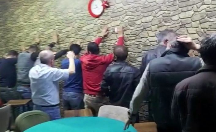 Kumarhanede korona virüsten korkmadılar, polisten korkup banyoya böyle saklandılar