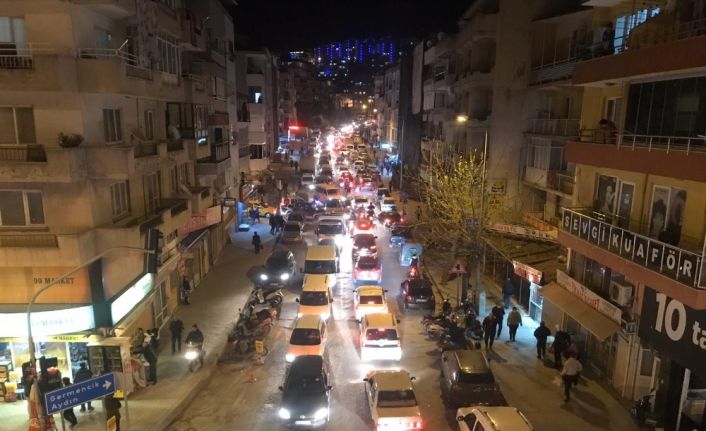 Kuşadası’nda trafik kilitlendi, fırın ve marketler vatandaşların akınına uğradı