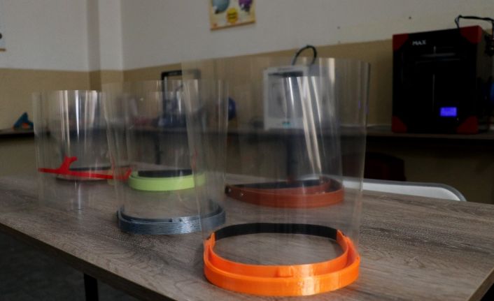 Lise öğretmenleri 3D yazıcı ile 7 gün 24 saat siperlik üretiyor