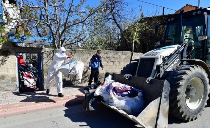 Malatya’da çöp evden 8 kamyon çöp çıkarıldı