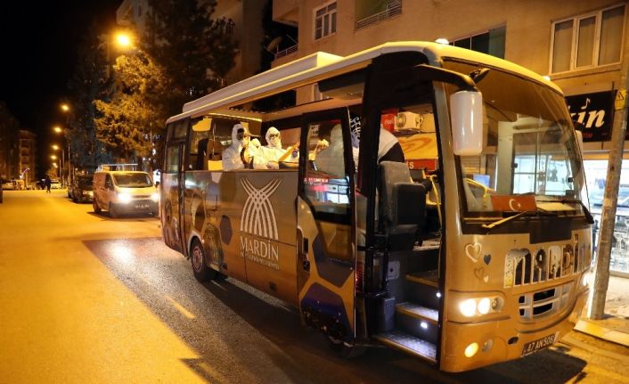 Mardin’de evde kalan vatandaşlara üstü açık tur arabasıyla 4 dilde konser