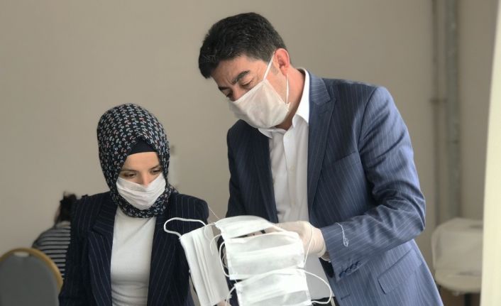 Maske üretimi için kollar sıvandı: Kaymakam dikiyor, başkan ütülüyor