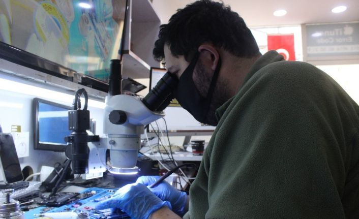 Maske ve eldivenle telefon tamir ediyor, dezenfekte edip kapıya kadar getiriyor