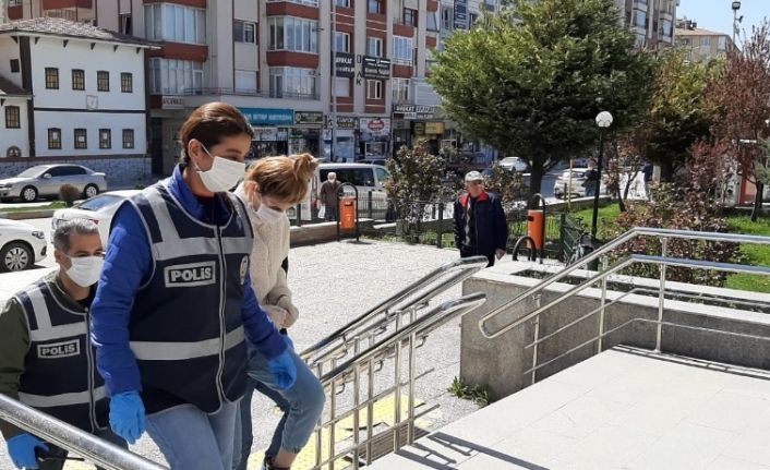 Maskelerle girdikleri evden 4 bin lira çaldılar