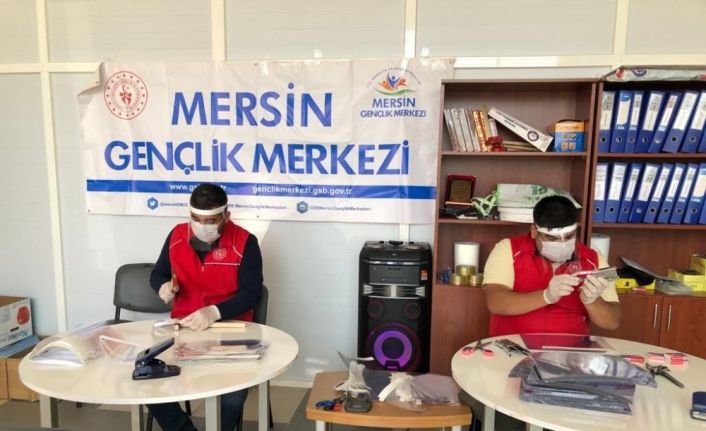 Mersin Gençlik Merkezi, sağlık çalışanları için siperlik maske üretimine başladı