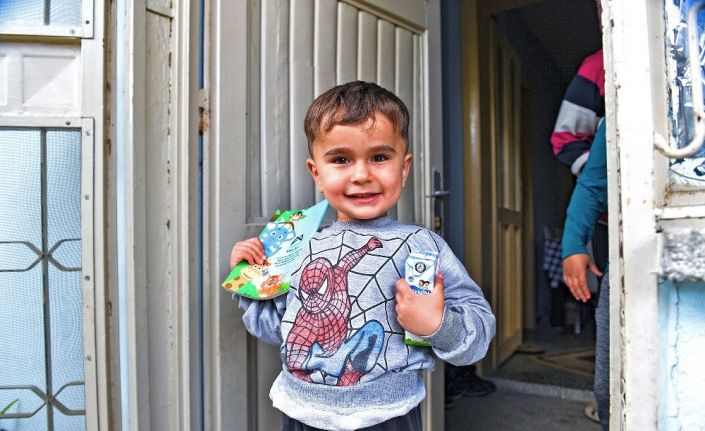 Mersin’de korona virüs salgını sürecinde sütler, çocuklara evlerinde ulaştırılıyor