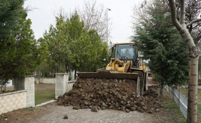 Mezarlıklarda bakım ve yenileme çalışması yapılıyor