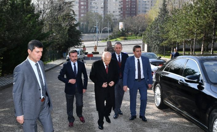 MHP lideri Bahçeli, vefatının 23. yılında Merhum Türkeş’in Anıtmezarını ziyaret etti