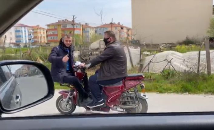 Motosiklette böyle seyahat ettiler: "Sosyal mesafeye uyuyoruz" dediler