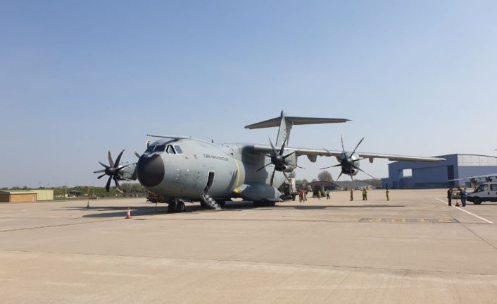 MSB: "Covid-19 ile mücadele kapsamında hazırlanan sağlık malzemelerini İngiltere’ye götüren Türk Silahlı Kuvvetlerimize ait uçak, Londra’ya iniş yaptı.