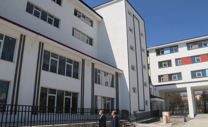 Müdür Hasan Başyiğit, ilkokul inşaatında incelemelerde bulundu