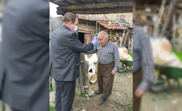 Muhtar her gün köylülerin ateşini tek tek ölçüp kayıt altına alıyor