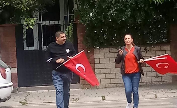 Muhtar ve öğretmen ele ele verip sokağa çıkamayan çocuklara 23 Nisan coşkusunu yaşattı