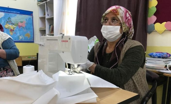 Muhtar ve Rus asıllı eşi seferberlik ilan etti, her gün bin maske üretiliyor