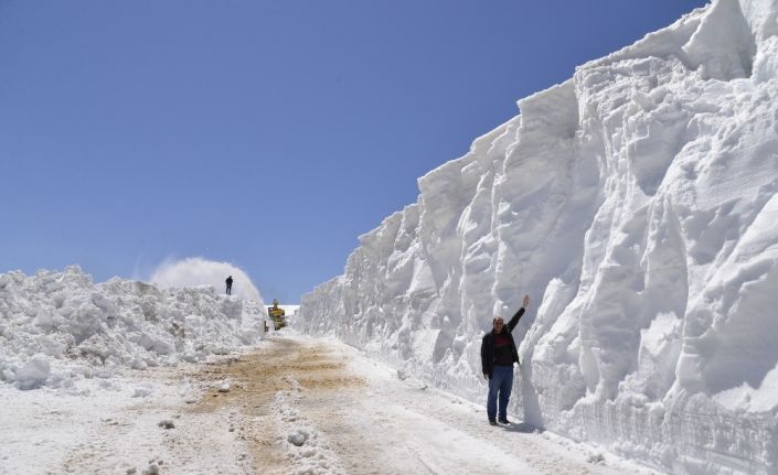 Muş’ta 8-10 metre yükseklikteki karla mücadele çalışması