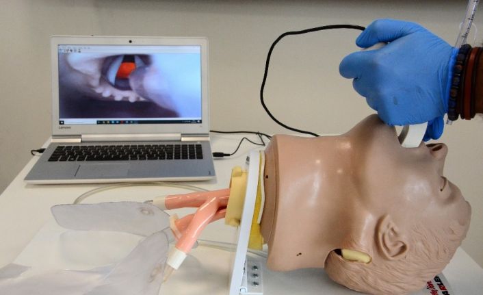NEÜ yerli imkanlarla düşük maliyetle videolaringoskop cihazı prototipi üretti