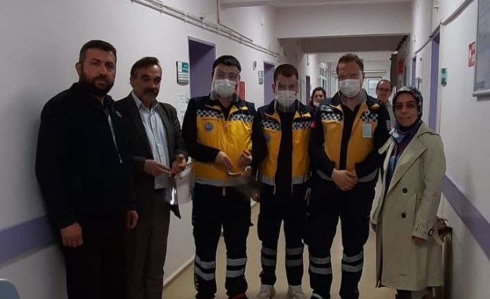 Okulda üretilen yüz koruyucu siperlik maskeler hastane yönetimine teslim edildi