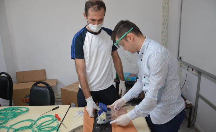 Okullar fabrika gibi çalışıp maske üretiyorlar