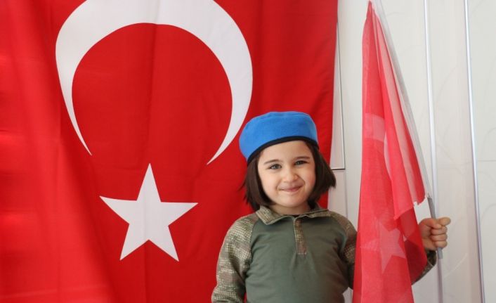 Okuma yazma bilmeyen 4 yaşındaki Sena İstiklal Marşı’nı ezbere okuyor