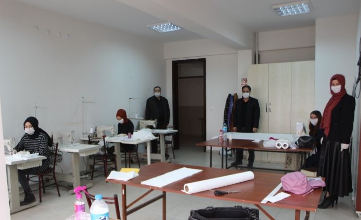 Osmaneli’de gönüllü öğretmenler 3D yazıcı ile ’’Yüz koruyucu Siperlik ve Maske’’ üretiyor