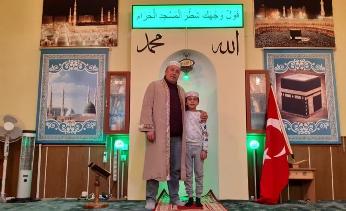 (Özel) 10 yaşındaki Emir sağlık çalışanları ve teyzesi için dua etti