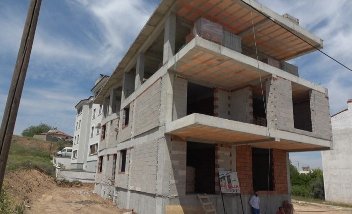 (Özel) 15 metre yüksekten el arabası ile düşen işçi, şans eseri hayatta kaldı