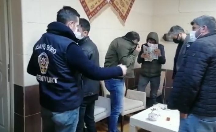 (Özel) Açık olan kafe basıldı, polisi görünce yüzlerini gazeteyle kapattılar