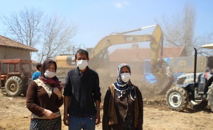 (Özel) Elektrik kablosundan çıkan yangın 2 çocuklu aileyi evsiz bıraktı