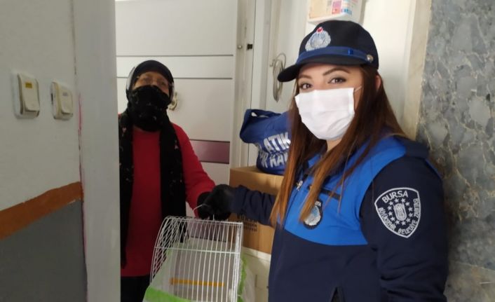 (Özel) Evde kalan yaşlı kadın isteği ile belediye ekiplerini şok etti