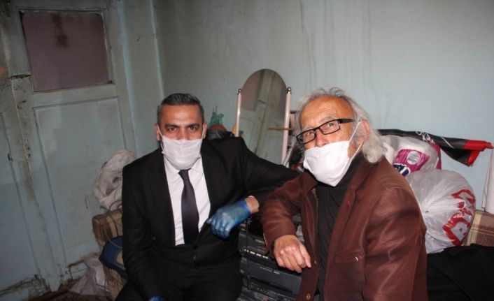 (Özel) Evde tek başına kalınca morali bozulan amcaya Kaymakamlık sohbete gitti