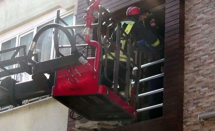 (Özel) Gece balkondan düşen kadının eşi ve çocuklarını itfaiye ekipleri kurtardı