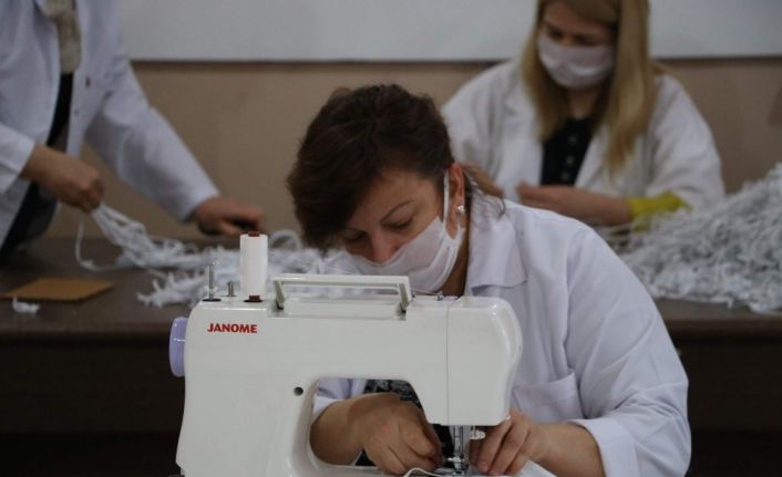 (Özel) Gönüllü olarak maske ve tulum üretip ihtiyacı karşılıyorlar