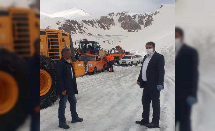 (Özel haber) Çığ nedeniyle 42 kişinin hayatını kaybettiği Bahçesaray yolu ulaşıma açıldı