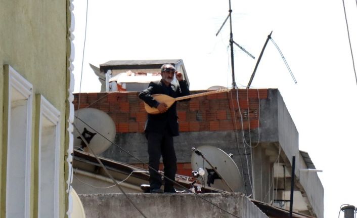 (Özel) Karantina altındaki sokakta çatıya çıktı: Önce söz yazdı, sonra saz çaldı