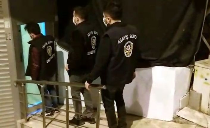 (Özel) Korona virüs kısıtlamasına rağmen açık olan alkollü mekana polis baskını