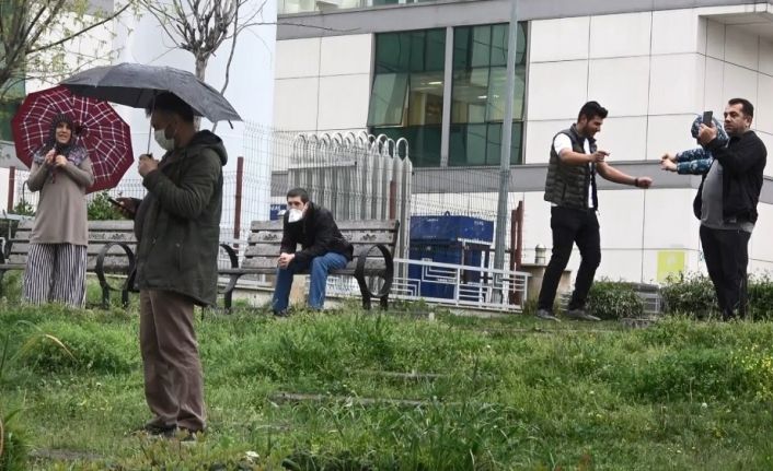 (Özel) Sağlıkçılara balkondan konser verdi, polis geldi sosyal mesafeye dikkat çekti