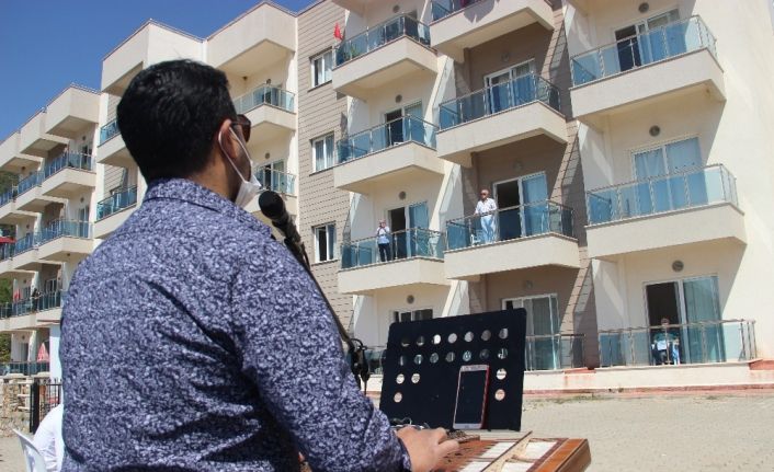 (ÖZEL) Sokağa çıkamayan huzurevi sakinlerinin eğlence ayaklarına geldi