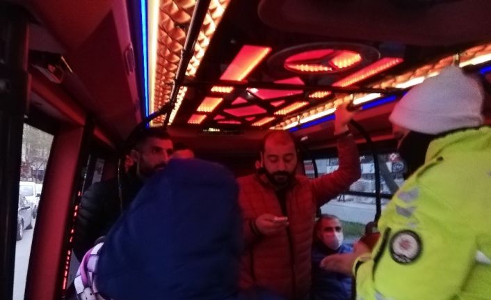 (Özel) Sosyal mesafe kuralını hiçe saydılar: Minibüslerde şoke eden görüntü