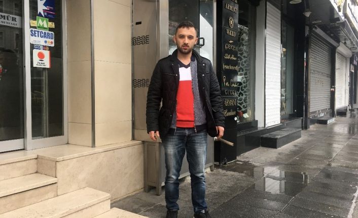 (Özel) Talihsiz adamın önce motorunu çaldılar, bir gün sonra da duran aracına çarptılar