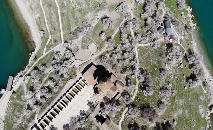 (Özel) Turistlerin akınına uğrayan Akdamar Adası boş kaldı