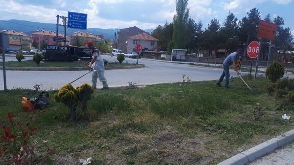 Parklar ve yol kavşaklarında ot biçimi ve bahar temizliği yapılıyor