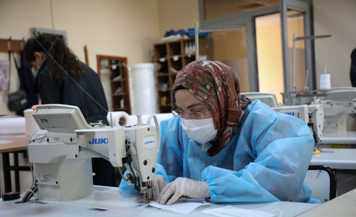 PAÜ’lü öğretim görevlileri ve öğrenciler virüsle mücadelede tezgahlarının başına geçti