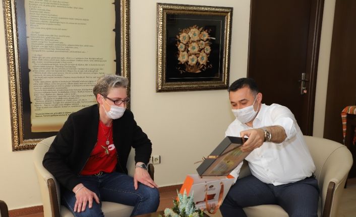 Paylaştıkları Korona virüs mücadelesi görüntüleriyle ses getiren Fransızlar Belediye Başkanıyla buluştu