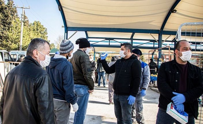 Pazara gelenlerin ateşi ölçülüyor, eldiven ve maske dağıtılıyor