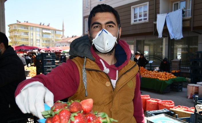 Pazarcılık yapan genç sağlıkçı korona virüsle mücadele etmek istiyor