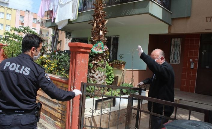 Polis 75 yaşındaki yaşlı adamı maaşını çekebilmesi için bankaya götürüp getirdi